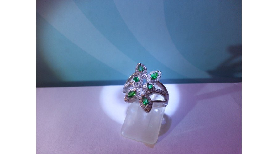 Сребърният изумруден пръстен