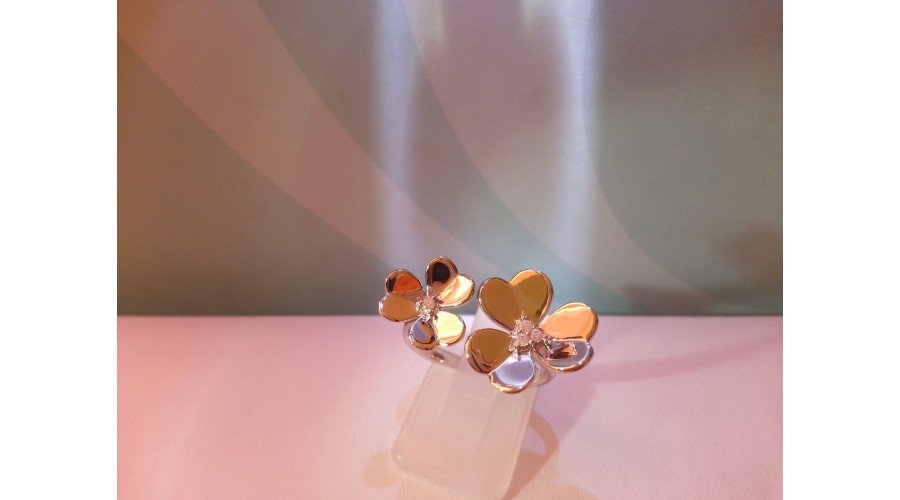 Сребърният пръстен с цветята